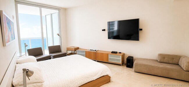 Building Photo - 15901 Collins Ave
