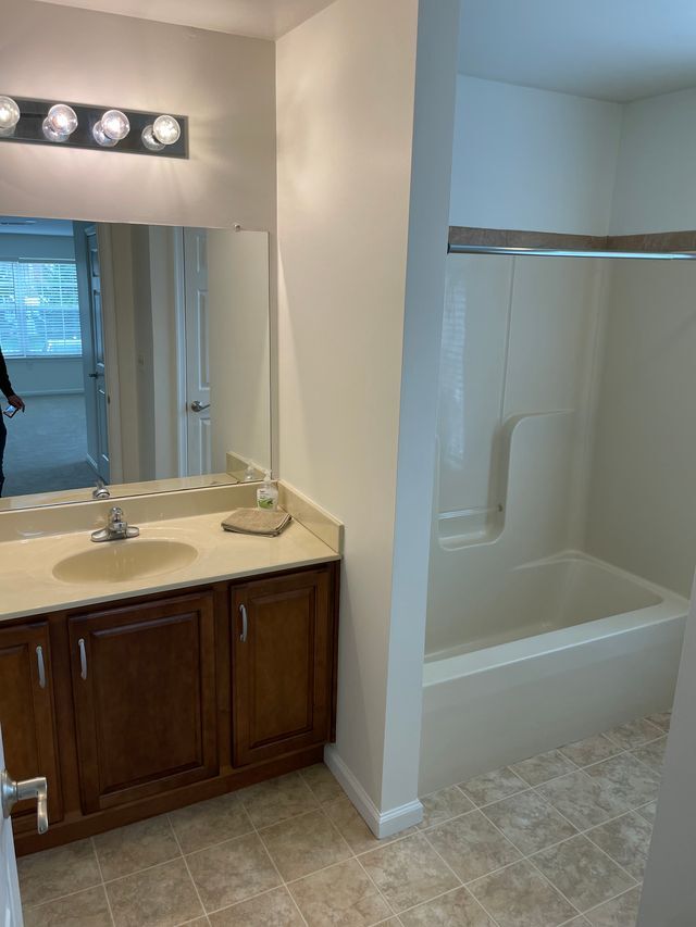 Master Bathroom - 3920 Ashland Dr