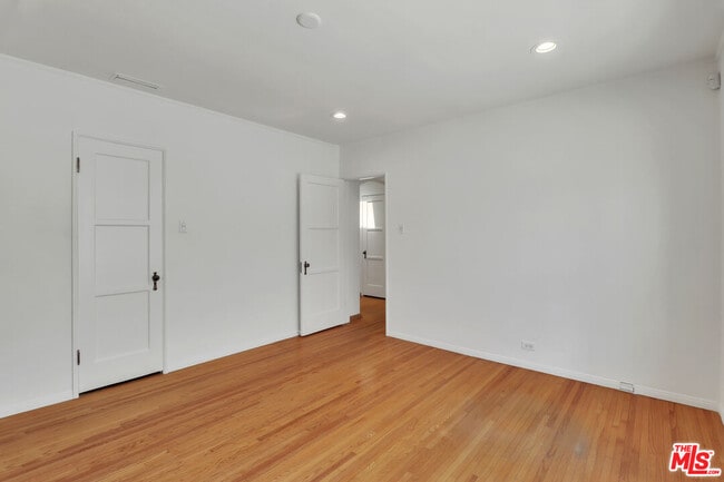 Building Photo - 1105 S Alfred St