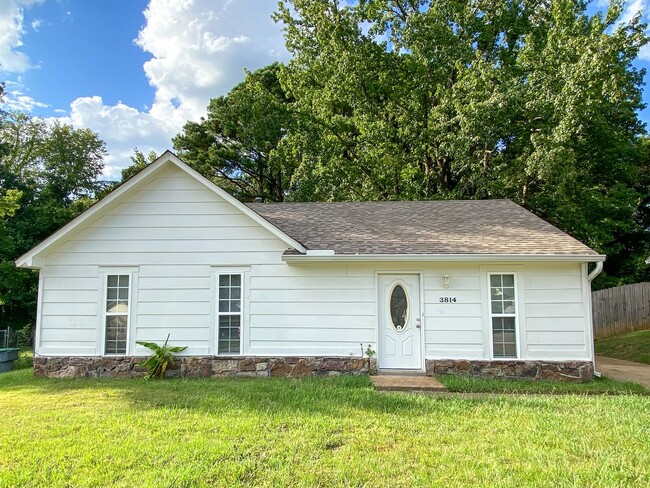 Primary Photo - 3 bedroom, 2 bath near New Allen Rd and Ha...