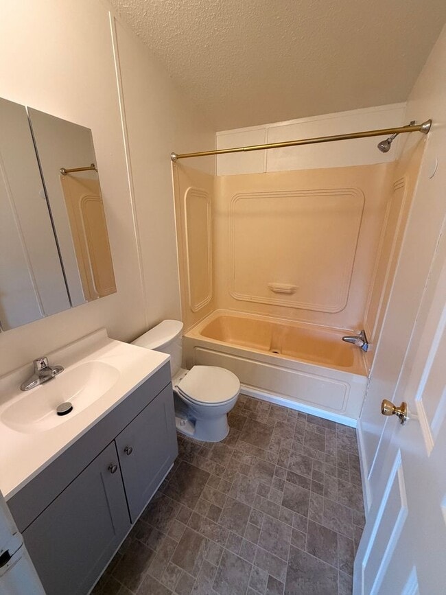 Building Photo - ~Great Updated 3 Bedroom Home in Green~