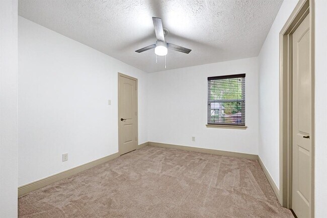 Building Photo - 725 Talmalge Hall Dr