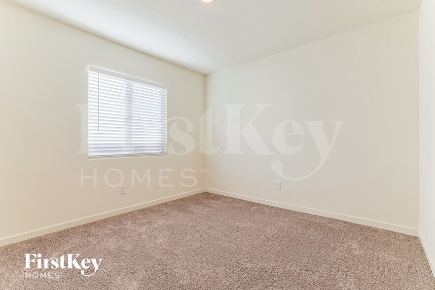 Building Photo - 1067 W 20th St