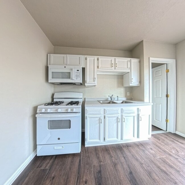 Building Photo - Newly updated 2 bedroom 1 bathroom home-Melcher
