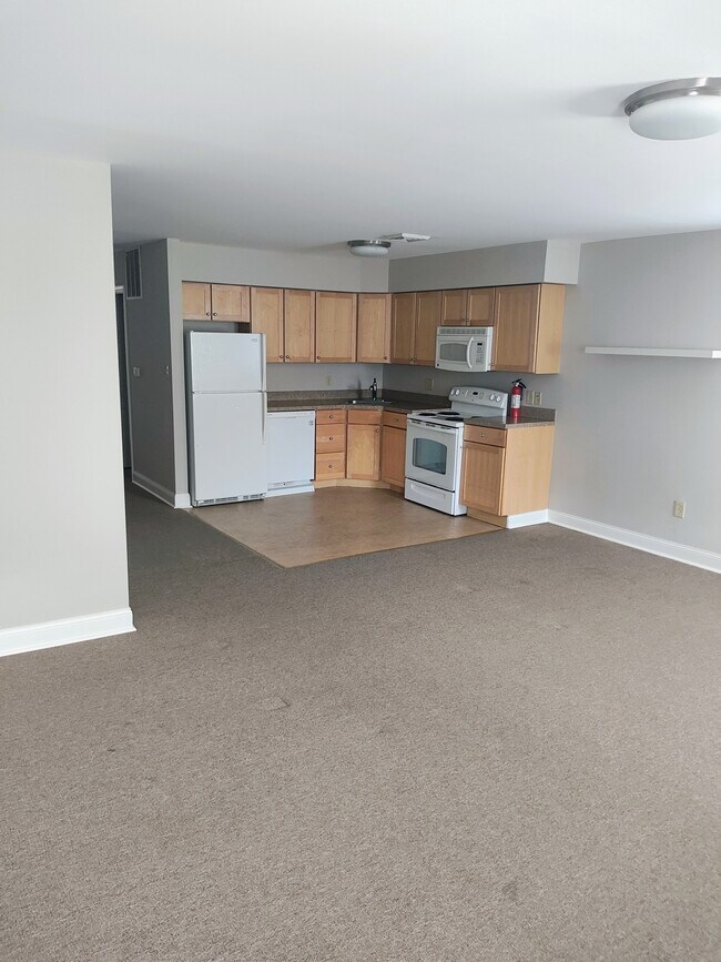 Building Photo - 13 E State St