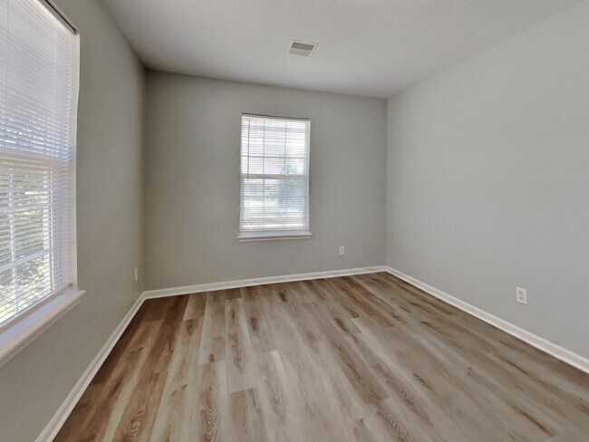 Building Photo - Charming 4-Bed, 2-Bath Home in Kansas City with Garage