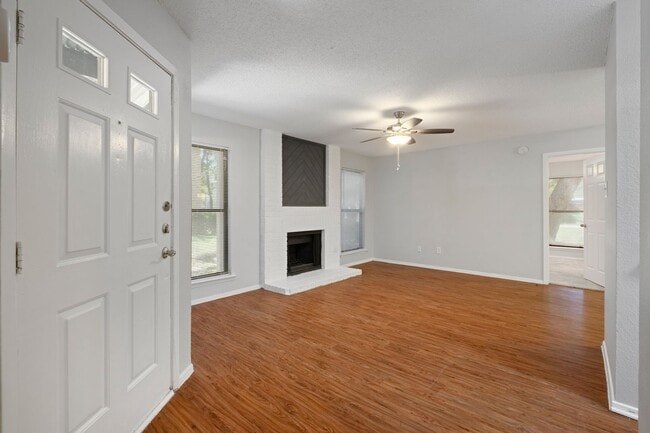 Building Photo - Cute 2 Bedroom, 2 Bath Condo in Northwest ...