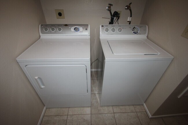 Building Photo - Lovely 2 Bed 2 Bath Downstairs Condo in Gr...