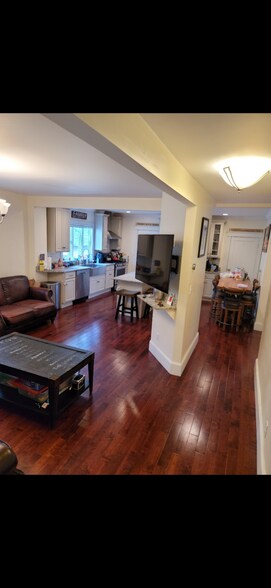 Building Photo - 183 Main St