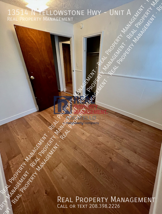 Building Photo - 3 Bedroom 1 Bath apartment - Small dogs ne...