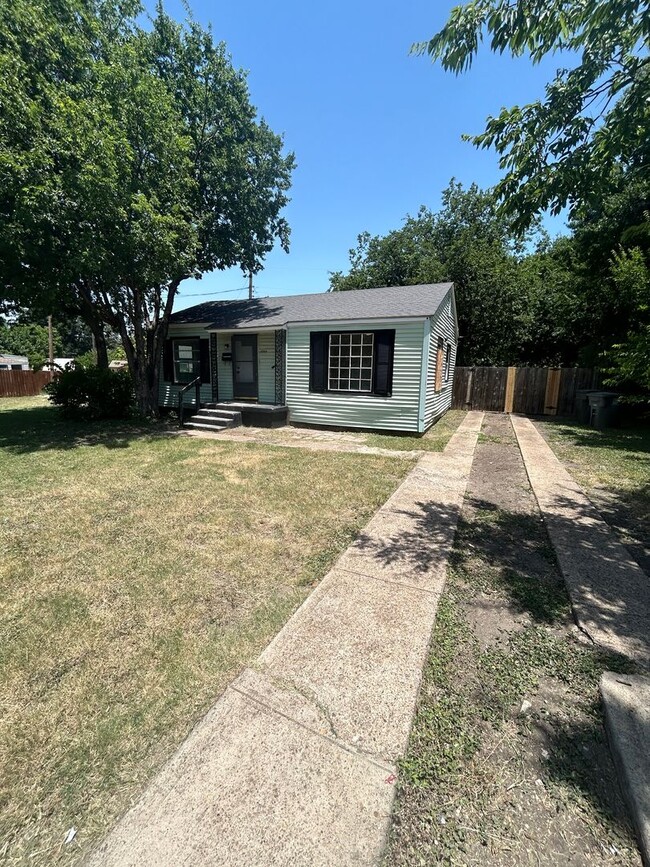 Building Photo - Discover the perfect home!