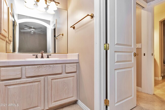 Building Photo - 1101 E Brook Hollow Dr