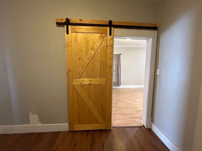 Building Photo - 3 Bedroom 1 Bath Large House with Garage & Many Amenities