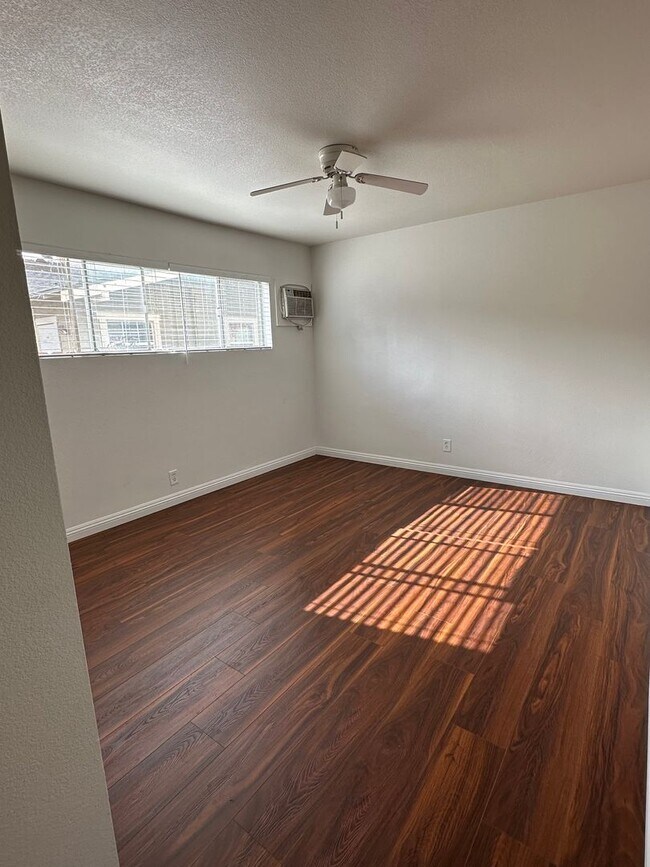 Building Photo - 2 Bedroom / 1 Bath Apartment for Rent