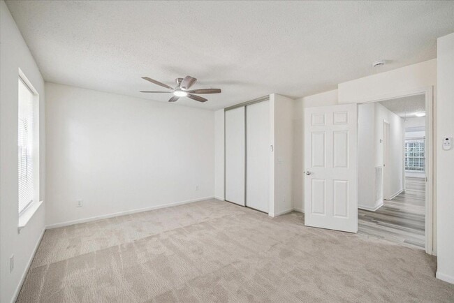 Building Photo - 143 W Village Knoll Cir