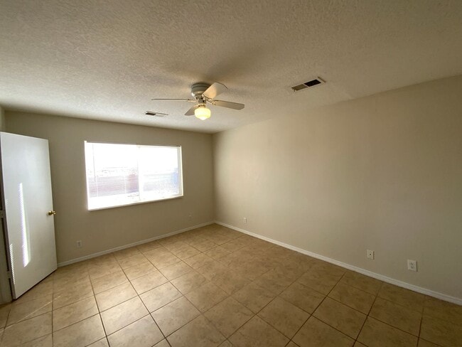 Building Photo - 3 Bedroom Single Story Home Available Near Unser Blvd NE & King Blvd NE!