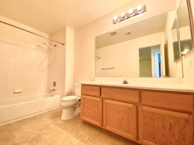 Building Photo - Nice 2-story home