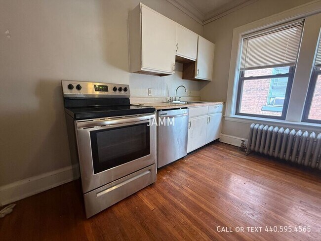 Building Photo - 2773 Hampshire-Unit 5