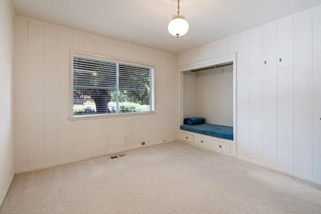 Building Photo - 3220 Fieldcrest Dr