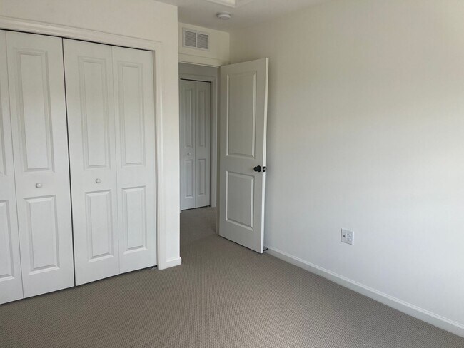 Building Photo - Stunning 3 Bedroom 2.5 Bathroom