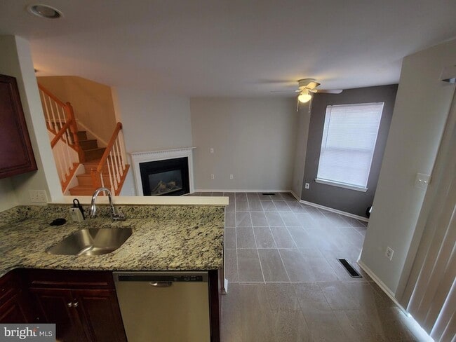 Building Photo - 3344 Vineland Pl