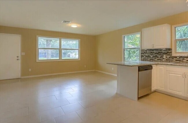 Building Photo - Home For Rent in St Petersburg!