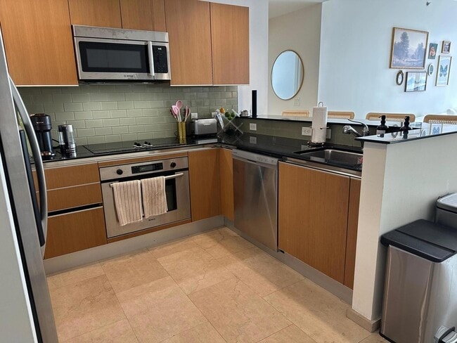 Building Photo - 1060 Brickell Ave