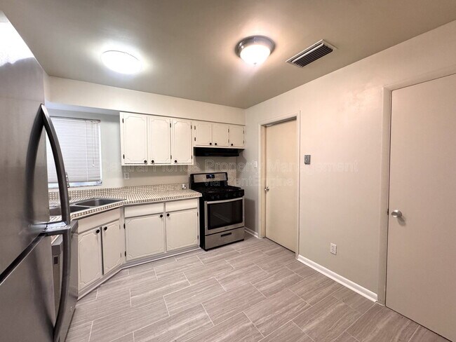 Building Photo - 1074 Gerona Ave