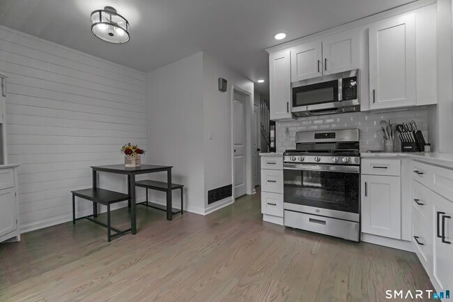 Building Photo - 654 Longbrook Ave