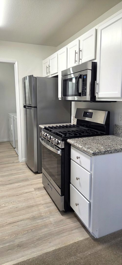 Building Photo - RARE 2nd floor 3 BEDROOM condo in the heart of Seven Hills in gated Horizons @ Seven Hills