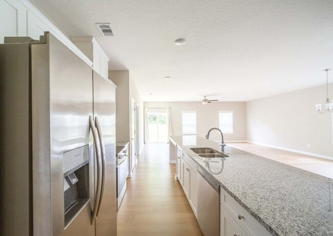 Building Photo - 5176 Legion Dr