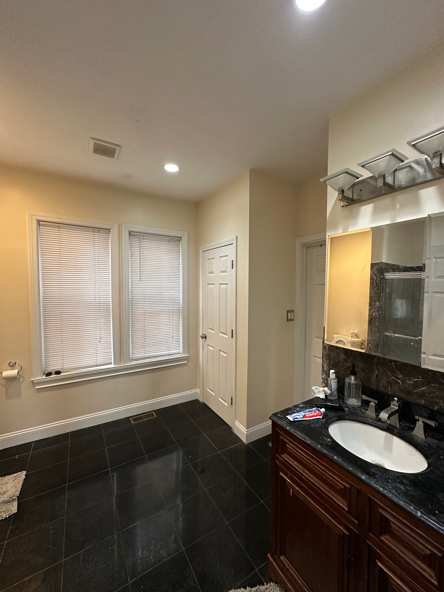 Building Photo - 8 Montfern Ave