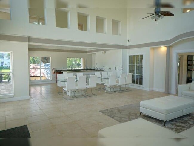 Building Photo - Beautiful 2-Bedroom Condo with Lake Views in Carrollwood