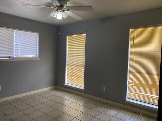 Building Photo - 10834 Sela Ln