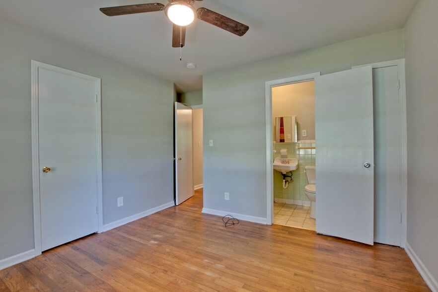 Master Bedroom - 705 Jordan Ln NW