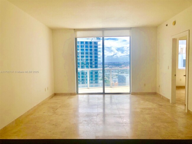 Building Photo - 1060 Brickell Ave