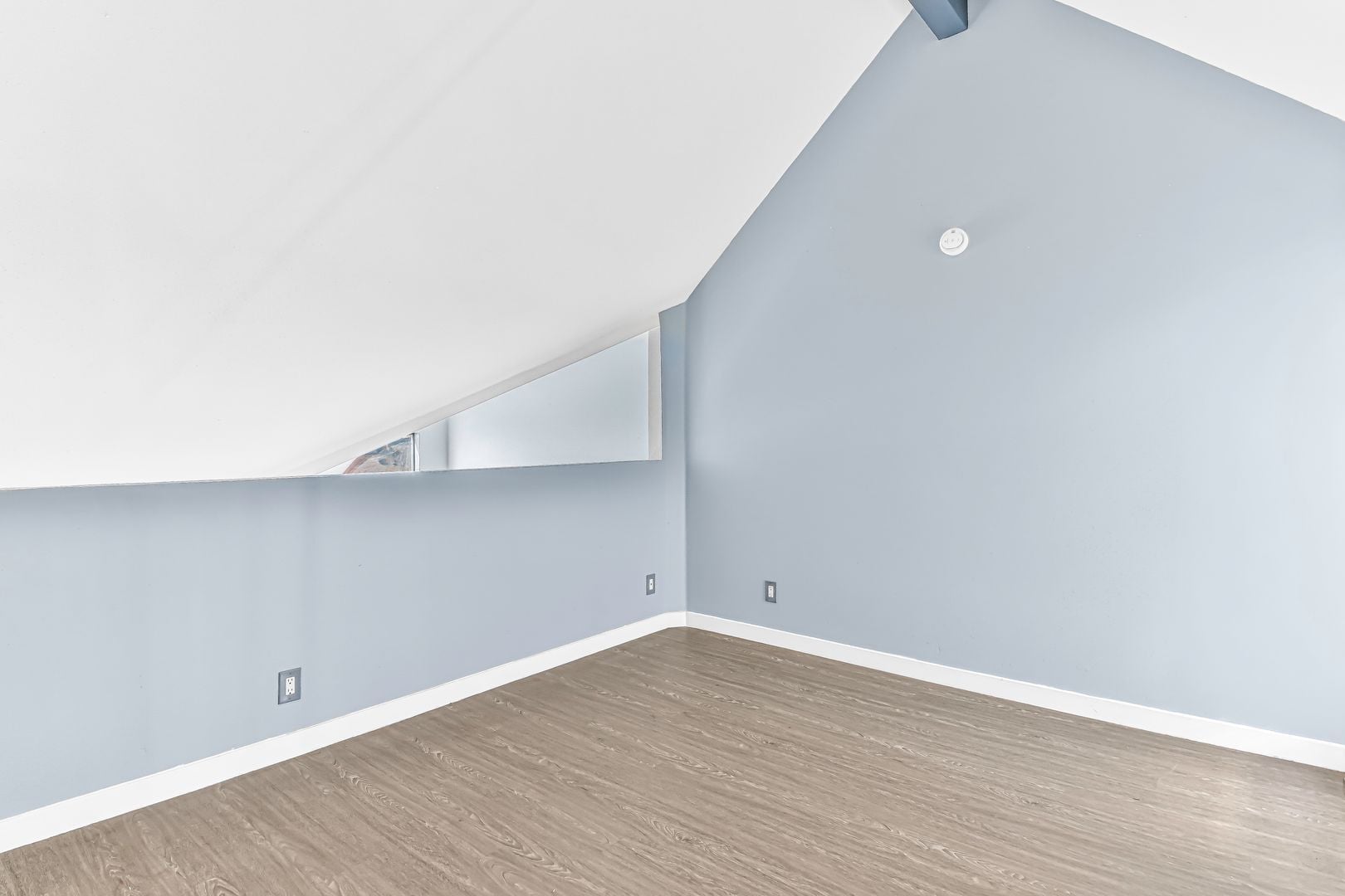 Building Photo - 533 E 11th St