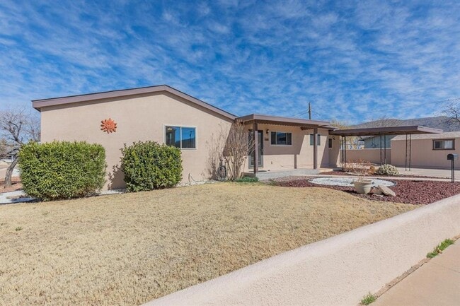 Building Photo - Spacious 3 Bedroom 2 Bath Home on Corner L...