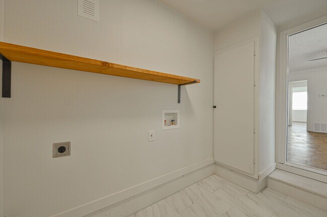 Building Photo - 6104 S Villa Ave