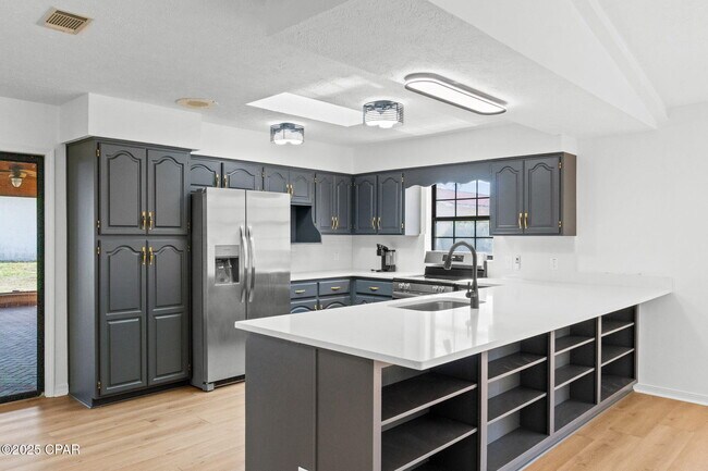 Building Photo - 224 E Lakeshore Dr