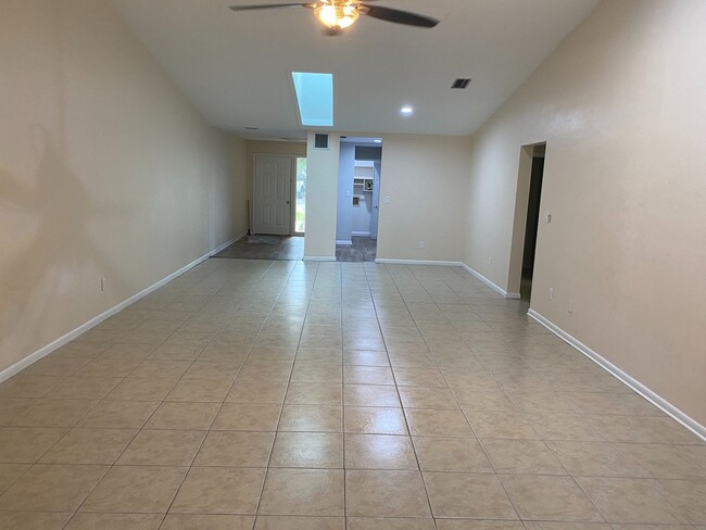 Building Photo - Large 3 Bedroom, 2 Bathroom Home Overlooki...