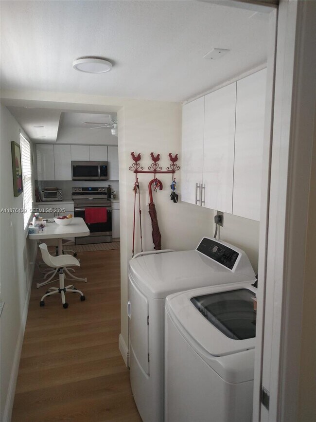 Building Photo - 3510 Oaks Way