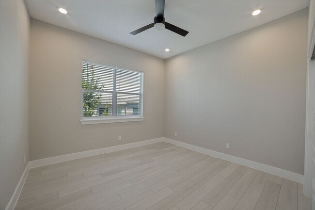 Building Photo - 1618 W Lawndale Dr