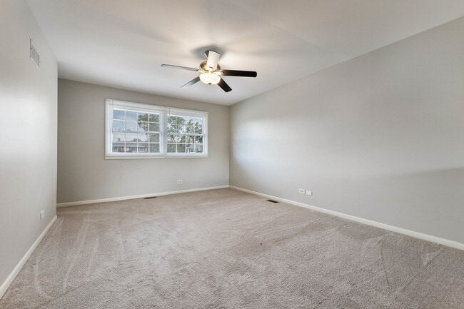 Building Photo - 5S681 Heather Ct