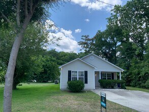 Building Photo - 3 BD, 2 BA House: Freshly Painted + New Flooring + Available Now!