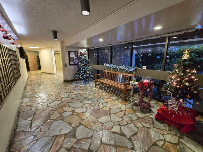 Building Photo - Renovated 2br, 2ba, 2pkg - Regency Park with Views!