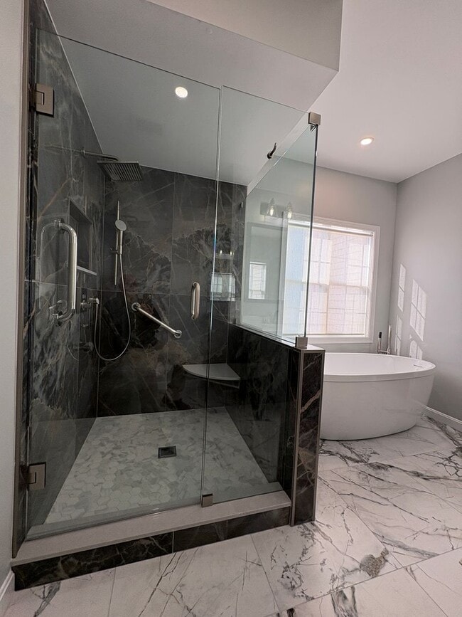 Building Photo - Spacious and Stylish 2 bedroom, 2 bath condo is desirable Coachman's Ridge complex