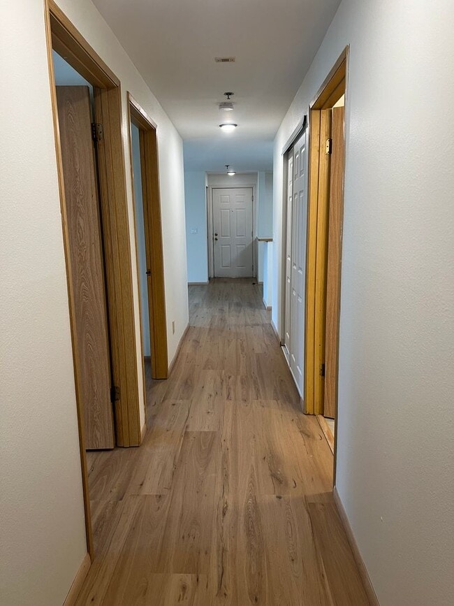 Building Photo - Beautifully Maintained condo Renton!
