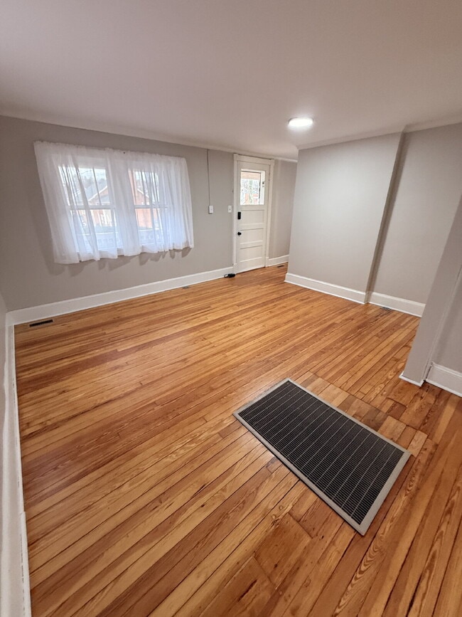 Building Photo - 627 Warren Ave.