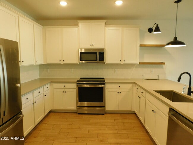 Building Photo - 42510 W Vincent Dr